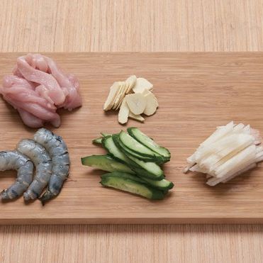 닭가슴살 잣즙 무침을 위한 재료 이미지로 닭가슴살,중하,밤,배,오이 등으로 구성 되어있습니다.