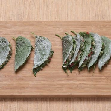 4. 깻잎의 양쪽 면에 밀가루를 가볍게 묻힌 뒤 털어주시고, 3의 반죽을 8개로 나누어서 깻잎 사이에 채워 넣어주세요.