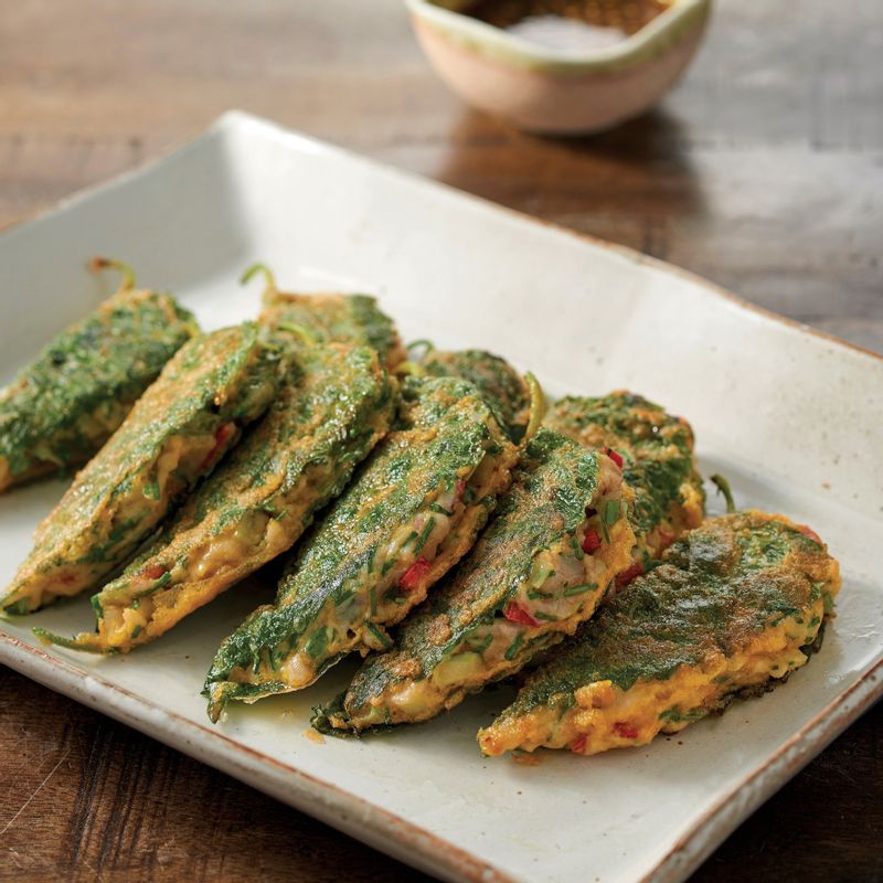 7. 완성된 깻잎전을 접시에 예쁘게 담아주세요.
*Tip. 새우는 다져서 넣기 전에 등쪽의 검은 실처럼 보이는 내장을 제거해주세요.
전은 기름을 넉넉히 두르고 부쳐야 풍미가 살아난답니다.