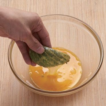 5. 달걀에 소금을 약간 넣고 잘 풀어준 뒤, 속을 채운 깻잎에 달걀물을 골고루 입혀주세요.