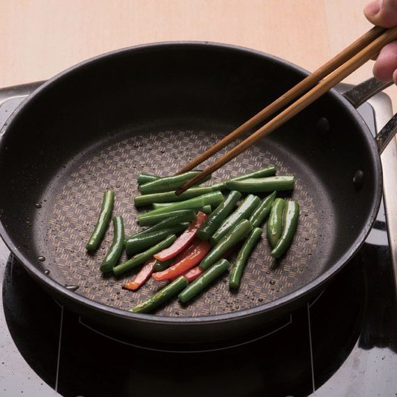 4. 채소에 밑간을 해서 살짝 볶은 뒤 구운 닭고기 위에 올려주세요.