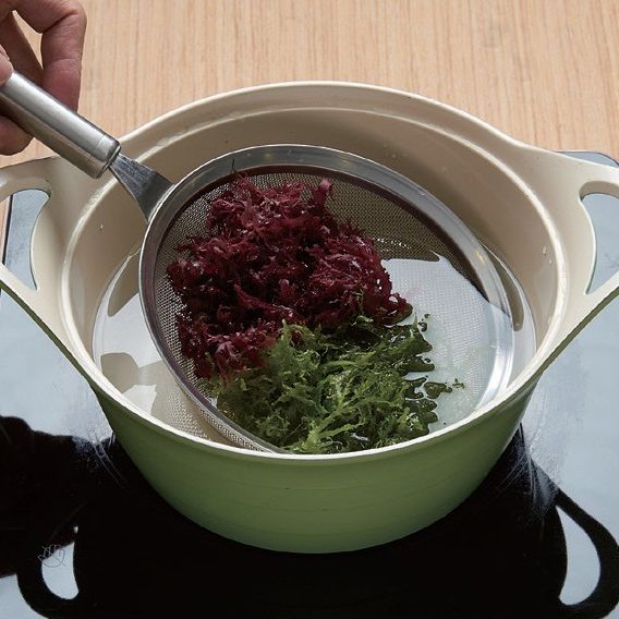 3. 해조류는 끓는 물에 한번 데쳐낸 후 찬물에 식
초를 약간 넣어 헹군 뒤 물기를 빼주세요.