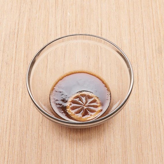 2. 분량의 재료들을 모두 섞어 레몬 간장소스를 만
들어 주세요.