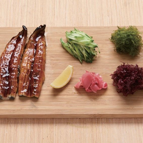 장어 해조 비빔밥을 위한 재료 이미지로 양념장어,잡곡밥,새싹채소,해조류 2~3가지,참기름 등으로 구성 되어있습니다.