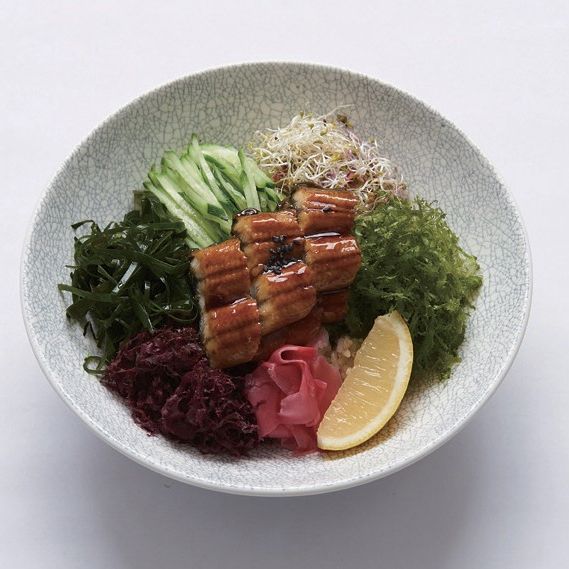 4. 그릇에 밥을 담아 해조류를 얹고, 오이와 초생강, 새싹채소, 레몬을 둘러 담은 뒤 양념 장어를 올려 완성해 주세요.
*Tip. 해조류 종류는 다시마, 갈래곰보, 고장초, 세 모가사리, 톳, 꼬시래기, 해파리, 파래, 김, 미역 등이 있으며 주로 염장되어 있거나 냉동, 건조되어 판매되고 있어요.