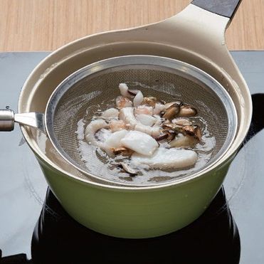 3. 끓는 물에 소금을 약간 넣고 오징어살과 홍합살을 빠르게 데친 후 찬물에 헹궈 물기를 빼주세요.