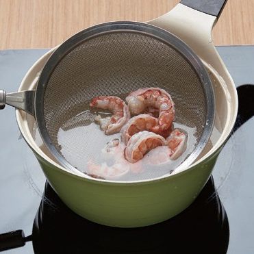 2. 끓는 물에 소금을 약간 넣고 새우를 빠르게 데친 후 찬물에 헹궈 물기를 빼주세요.