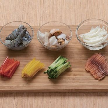 1. 양파, 적파프리카, 노란 파프리카, 오이는 채 썰어 두시고, 연어는 한 입 크기로 썰어서 준비해 주세요.