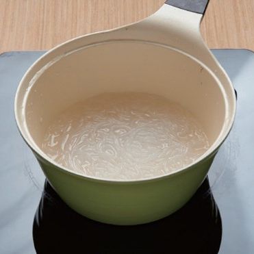 4. 끓는 물에 녹두면을 넣고 투명하게 익으면 건져서 찬물에 헹궈 물기를 빼주세요.