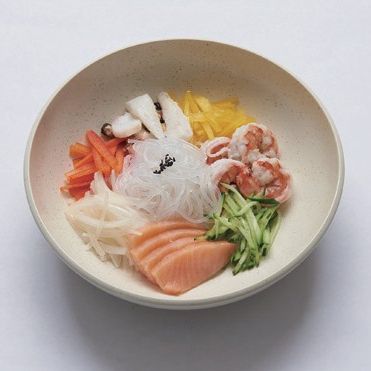 6. 준비된 재료들을 그릇에 둘러 담고 겨자소스를 곁들여 주세요.
*Tip. 해물은 취향에 따라 전복, 문어, 미역 등 다양하게 넣기도 하고, 채소는 콩나물, 버섯 등을 곁들여 즐길 수 있어요.