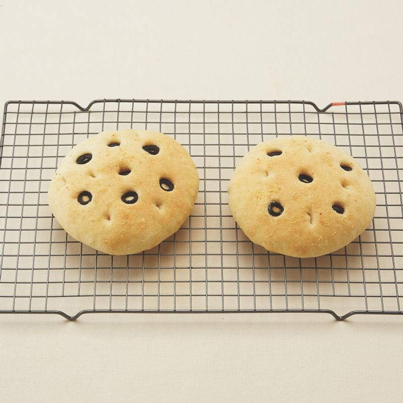 10. 200℃로 예열된 오븐의 가운데 칸에서 15~18분간 구운 후 식힘망에 올려 식혀주세요.
(tip. 굽는 중간 틀을 한 번 돌려주면 골고루 구워져요. 팬의 크기에 따라 2회로 나눠 구워요.)