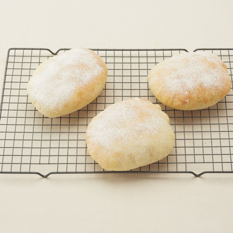 10. 200℃로 예열된 오븐의 가운데 칸에서 20분간 구운 후 식힘망에 올려 식혀주세요.
(tip. 굽는 중간 틀을 한 번 돌려주면 골고루 구워져요. 팬의 크기에 따라 2회로 나눠 구워요.)