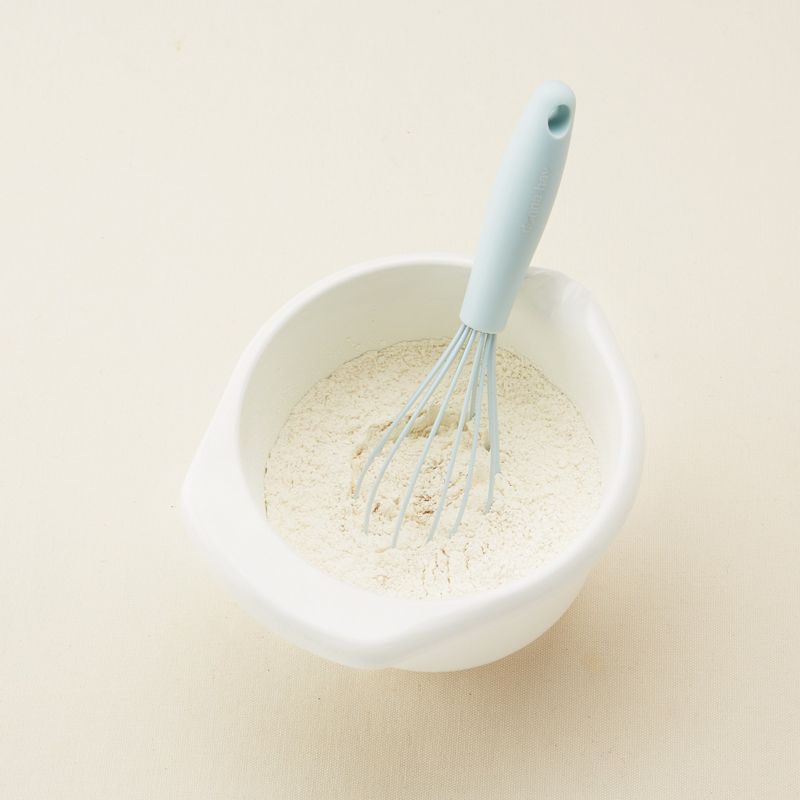 *시작하기 전에
1. 강력분은 체쳐주세요. 
2. 물은 따뜻하게 데워주세요.
1. 큰 볼에 체 친 강력분, 설탕, 소금, 인스턴트 드라이이스트를 넣고 거품기로 골고루 섞어주세요.
2. 볼 가운데 오목하게 홈을 만든 후 따뜻하게(35~43℃) 데운 물, 올리브유를 넣어주세요.
(tip. 액체 재료의 온도가 60℃ 이상이 되면 이스트가 죽을 수 있으니 주의하세요.)
3. 순서2의 반죽이 한 덩어리가 될 때까지 주걱으로 섞은 후 손으로 빨래하듯이 힘을 주며 2분~2분 30초간 반죽해주세요.
(tip. 치아바타는 많이 질은 반죽이에요. 반죽이 손에 많이 묻으면 덧밀가루를 조금씩 발라가며 반죽하세요.)