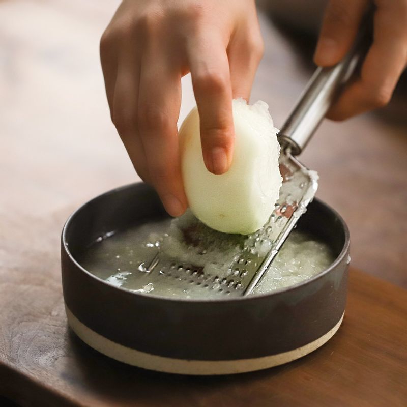 배와 양파를 강판에 갈아 즙을 만든 후 나머지 밑간 재료와 잘 섞어주세요. 갈비를 밑간에 10분 이상 재웁니다.