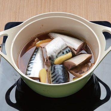 3. 조림양념과 고등어, 생강편, 뿌리채소들을 넣고 국물이 끓어오르면 중불로 5분간 더 끓여주세요.