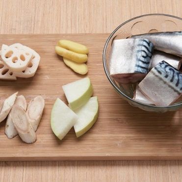 고등어 뿌리채소 조림을 위한 재료 이미지로 고등어,삶은 무우,삶은 통연근,삶은 통우엉,생강편 등으로 구성 되어있습니다.