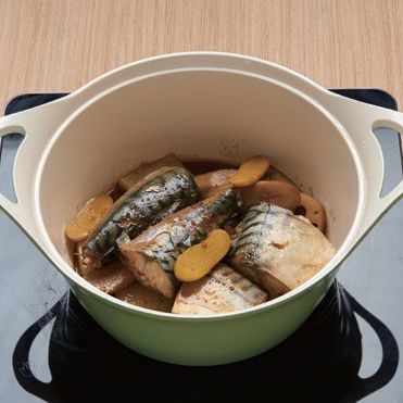 4. 끓이는 동안 조림 국물을 생선에 끼얹어주시고, 조림양념이 2큰술 정도만 남을 때까지 졸여주세요.
