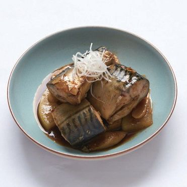 5. 따뜻한 접시에 채소를 먼저 담은 뒤 생선을 가운데 올린 후 흰 파채를 얹어 마무리하면 완성이랍니다.
*Tip. 고등어는 금방 익기 때문에 뿌리채소는 미리 삶아 주어야 조리시간을 단축시키고 고르게 맛을 낼 수 있어요.
곁들여 주는 흰파채 외에 생강을 얇게 채 썰어 곁들여 주면 비린맛을 줄이고 개운한 맛을 즐길 수 있어요.
