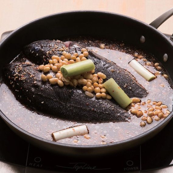 3. 냄비에 우럭과 볶은 노란콩을 담은 후 분량의 양념장을 넣고 센 불에서 5분, 중불에서 10여 분간 졸여주세요.