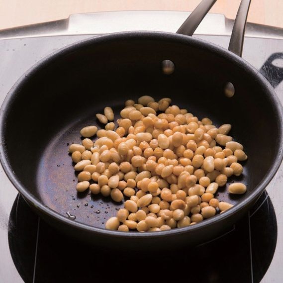 2. 노란콩은 깨끗하게 씻어 물기를 제거하고 프라이팬에 볶아주세요.