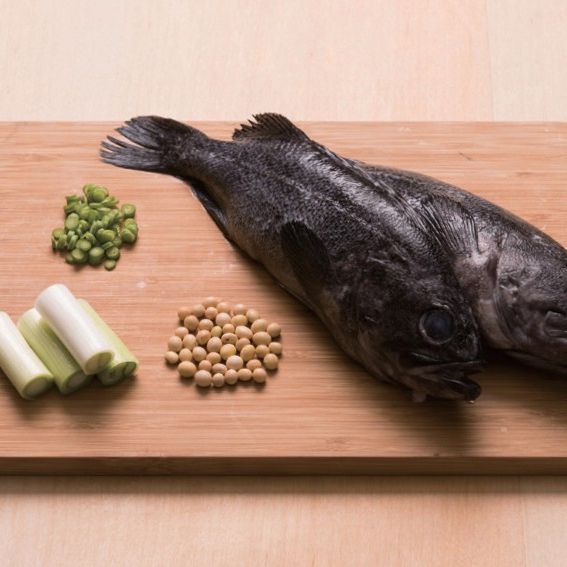 우럭 콩 조림을 위한 재료 이미지로 우럭,풋마늘대(혹은 대파),노란콩 등으로 구성 되어있습니다.