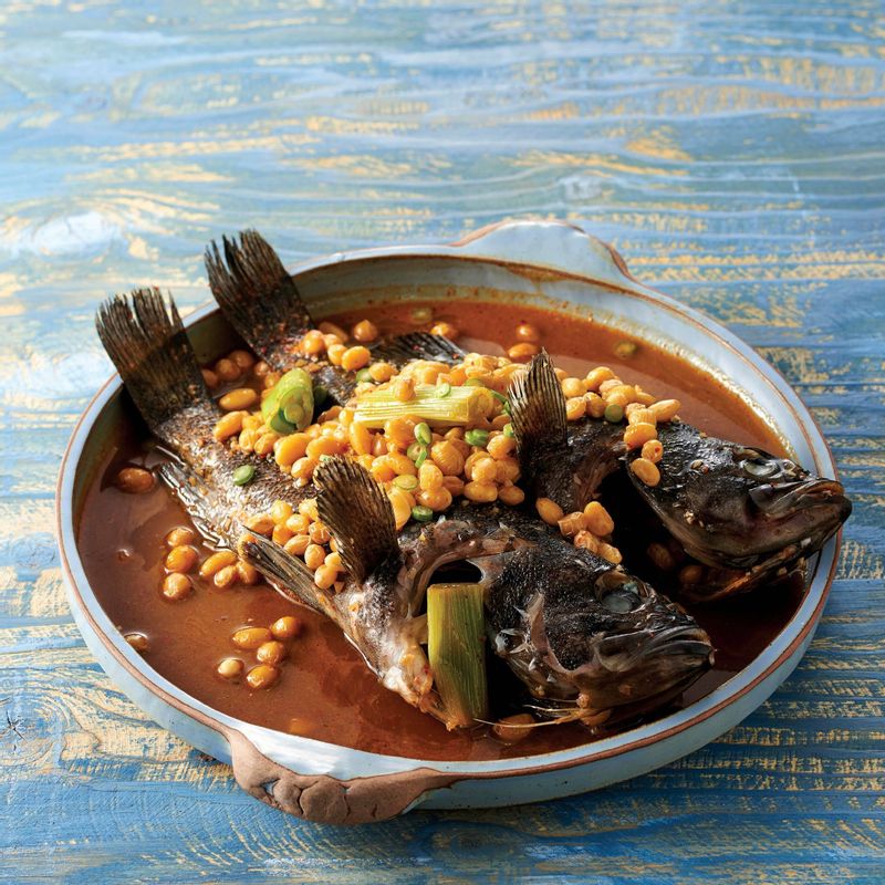 4. 완성된 음식을 맛있게 즐기세요.
*Tip. 생선조림은 너무 오랜 시간 졸이면 퍽퍽해지 고 맛이 없기 때문에 15~20분 정도만 졸여주세요.
완성된 생선지짐은 다른 잎 채소를 이용해 쌈싸 먹으면 영양도 맛도 더 좋답니다.