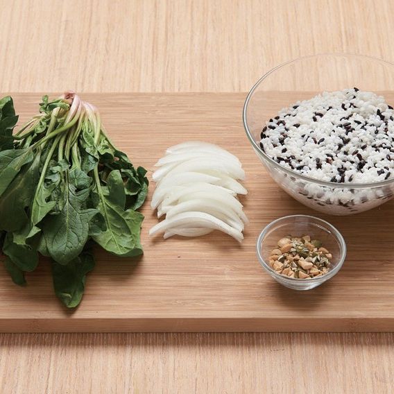 시금치 흑미쌈밥을 위한 재료 이미지로 시금치(넓은 잎),흑미밥,양파,참기름,소금 등으로 구성 되어있습니다.
