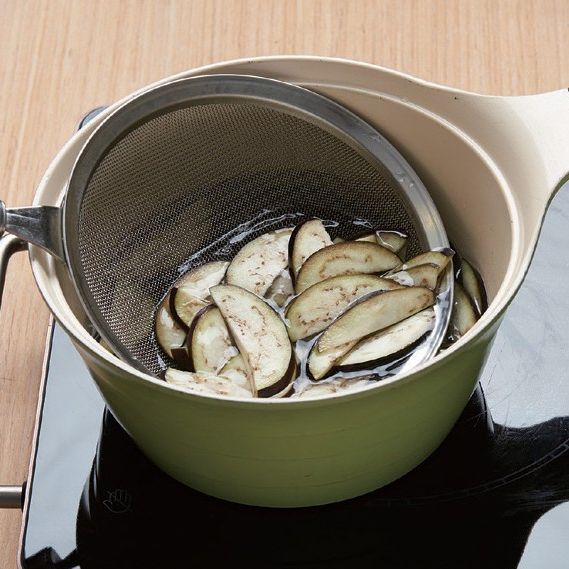 2. 끓는 물에 가지를 데친 후 물기를 제거하고 식혀주세요.