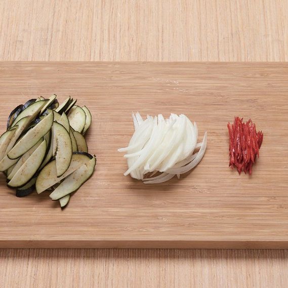1. 가지는 어슷하게 썰고, 양파는 얇게 채 썰어주세요. 홍고추는 씨를 제거한 뒤 얇게 채 썰어 준비해 주세요.