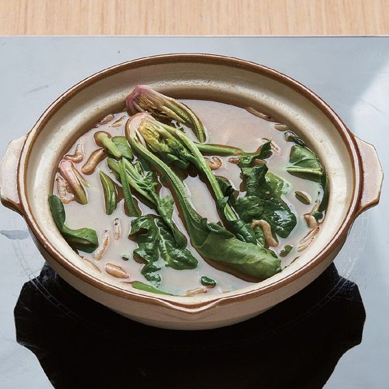 3. 2가 끓어오르면 불을 낮추어 은근하게 5분 정도 더 끓인 후, 손질한 시금치를 넣고 한소끔 더 끓여주세요.