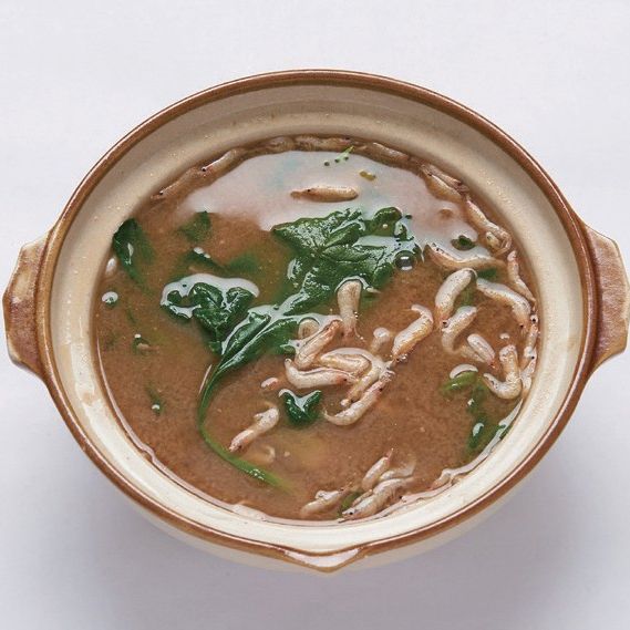 4. 된장국 맛이 잘 우러날 때까지 끓여주세요.
*Tip. 보리새우는 마른 팬이나 냄비에 볶은 후 사용해야 잡내가 줄고, 비린 맛 없이 육수를 낼 수 있어요.
또한, 볶음요리에 활용하면 고소하고 바삭하게 즐길 수 있어요.