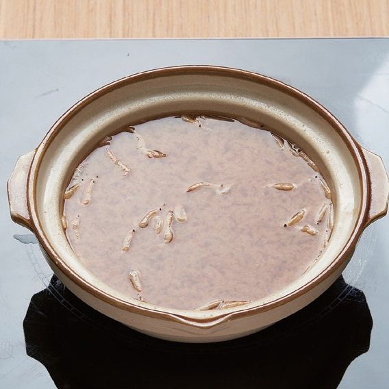 2. 냄비에 보리새우를 먼저 넣고 볶다가, 분량의 물과 된장, 국간장, 다진 마늘을 넣고 끓여주세요.