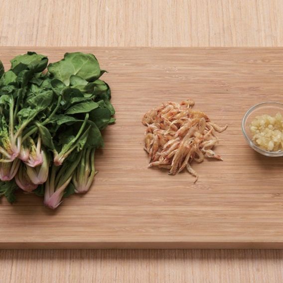 1. 손질한 시금치, 보리새우, 다진마늘을 준비해 주세요.