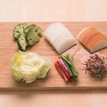 발효 된장 샐러드을 위한 재료 이미지로 양상추,브로콜리,파프리카,베이비싹,사과 등으로 구성 되어있습니다.