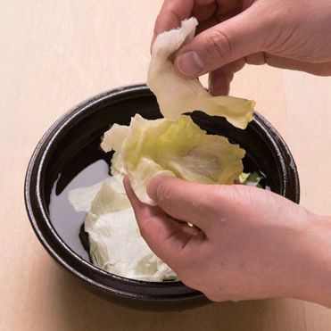 2. 양상추는 손으로 뜯어서 물에 잠깐 담가 아삭하게 살려주세요.