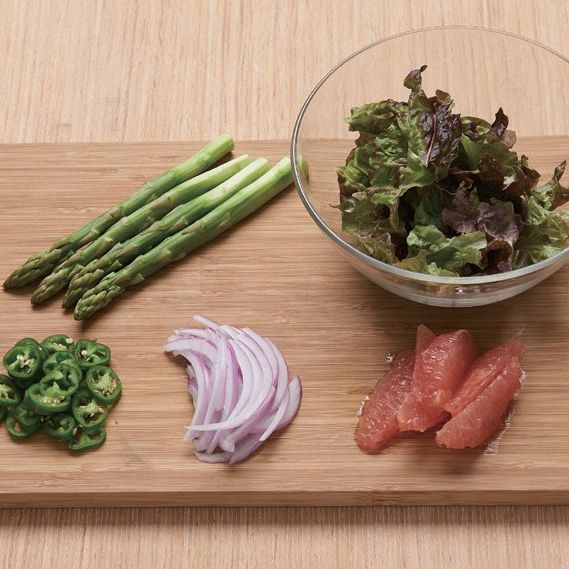 아스파라거스 자몽 샐러드을 위한 재료 이미지로 아스파라거스,자몽,오이고추,적양파,꽃상추 등으로 구성 되어있습니다.