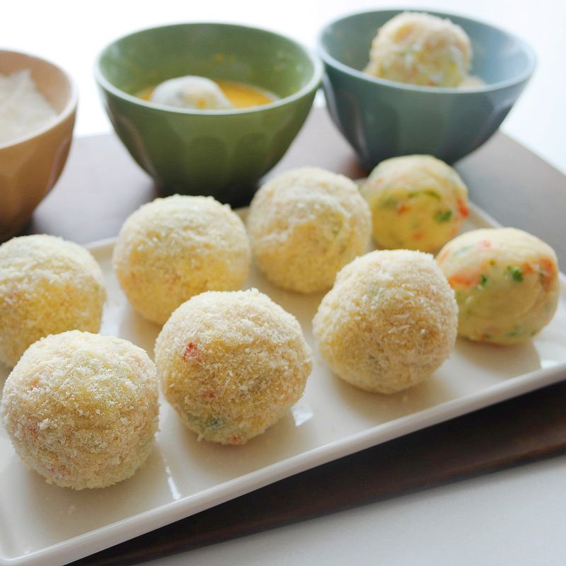 재료들이 고루 섞이면 동그란 모양으로 빚어 밀가루, 달걀물, 빵가루 순으로 튀김옷을 입혀주세요.