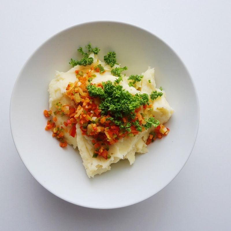 볼에 삶은 감자를 으깨고 앞서 볶은 채소에 다진 파슬리를 넣고 소금·후추로 간을 해 섞어주세요.