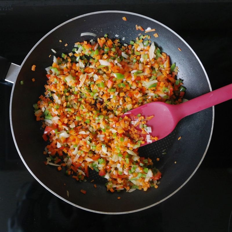 달군 팬에 기름을 두르고 다진 양파, 피망, 파프리카, 당근을 살짝 볶아서 한 김 식혀주세요.