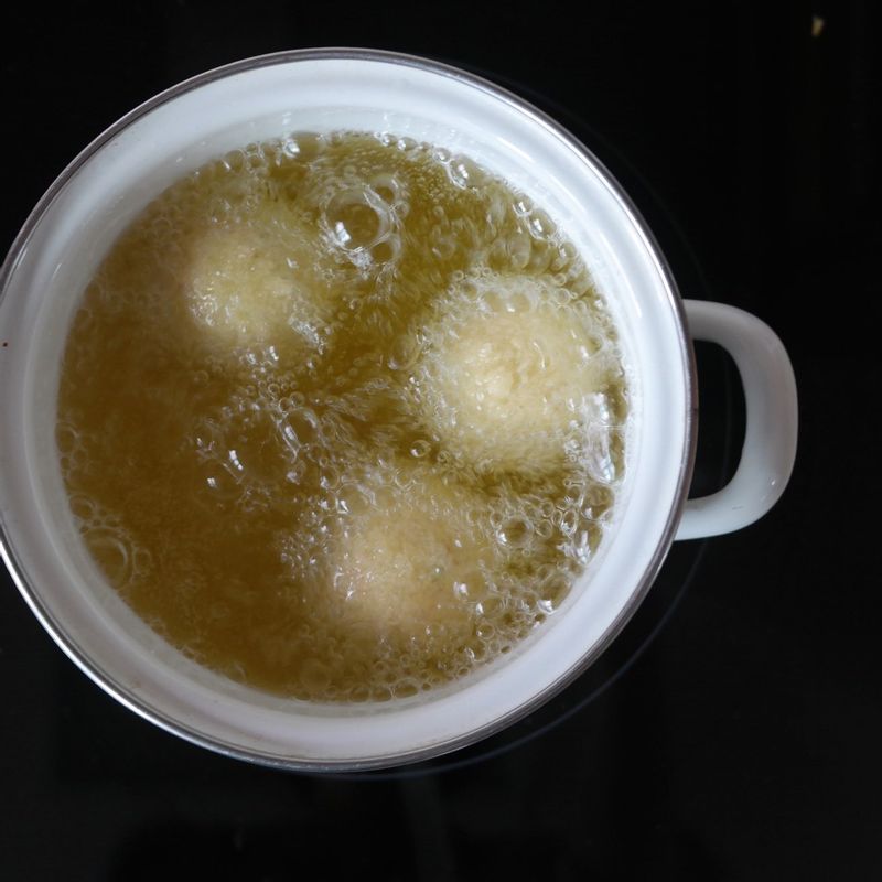 냄비에 반죽이 잠길 정도로 카놀라유를 붓고 기름 온도를 170도로 올려주세요. 중불로 줄인 후 크로켓을 튀겨주세요.