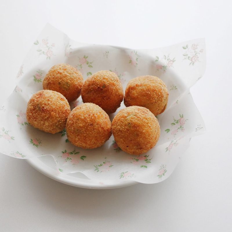 노릇하게 튀겨낸 크로켓은 키친타월에 올려 기름을 충분히 빼준 후 케첩이나 칠리소스를 곁들여냅니다.