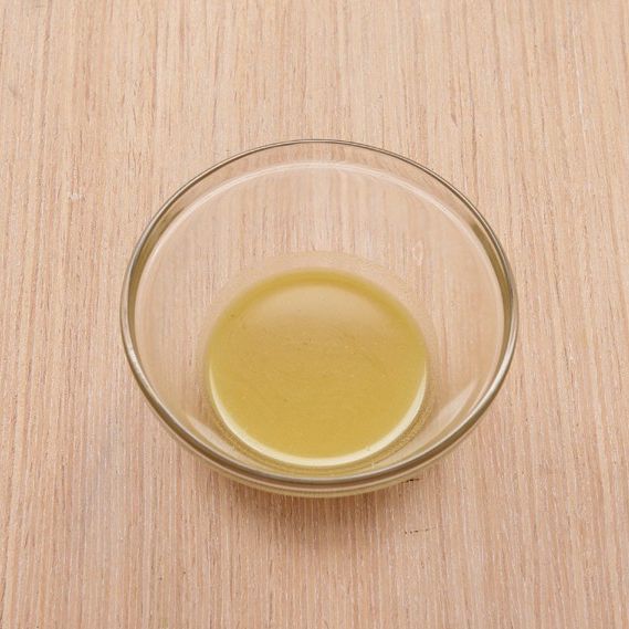 2. 분량의 재료들을 모두 골고루 섞어 겨자 드레싱을 만들어주세요.