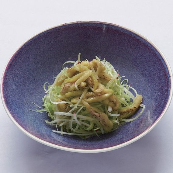 3. 그릇에 샐러리, 홀스레디시, 레몬 웨지, 배를 골고루 담고 가지를 얹은 후 드레싱을 곁들여 완성해 주세요.
*Tip. 생레몬즙을 짜서 겨자와 드레싱을 만들면, 겨자의 매콤함이 중화되고 상큼함이 배가 됩니다.
샐러리와 홀스레디시는 가늘게 채 썰어 물에 담가두면 강한 향과 맛이 중화돼요.