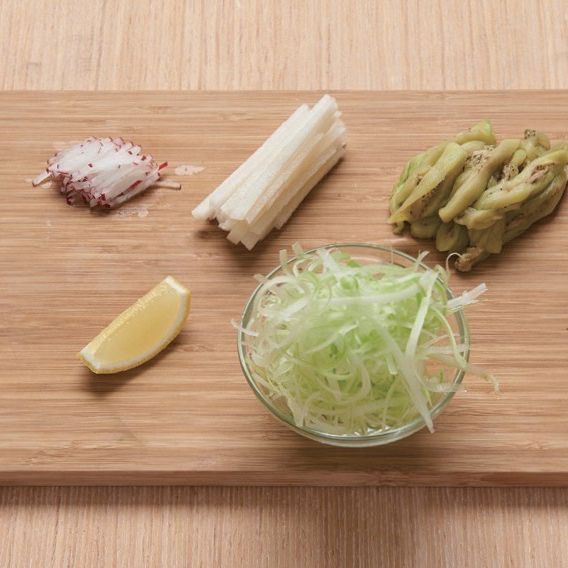 1. 가지는 렌지에 2분 30초 돌린 후 껍질을 벗겨서 가늘게 썰고, 샐러리는 채칼로 가늘게 밀어 찬물에 담가놔주세요. 배와 홀스레디시는 가늘게 채 썰어주세요.