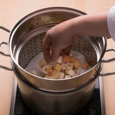 3. 단호박, 감자, 고구마, 장마, 연근을 김이 오른 찜솥에 10여 분간 쪄주세요.