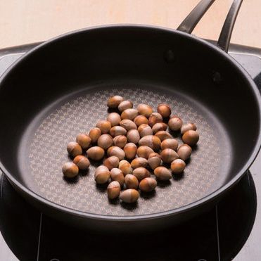 4. 은행은 프라이팬에 노릇노릇하게 볶아서 키친 타월에 비빈 후 껍질을 제거해 주세요.