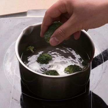 2. 끓는 물에 소금을 넣고 손질한 브로콜리를 30초간 데친 후 찬물에 헹궈주세요.