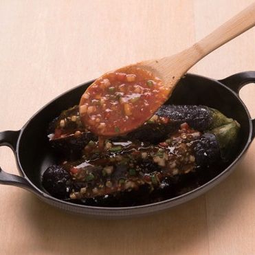 5. 10여 분간 찐 가지 위에 1의 소스를 뜨거운 상태에서 부어주면 완성이예요.
*Tip. 가지를 먹기 좋게 자른 후 팬에 구워서 소스를 뿌려 먹어도 좋아요.