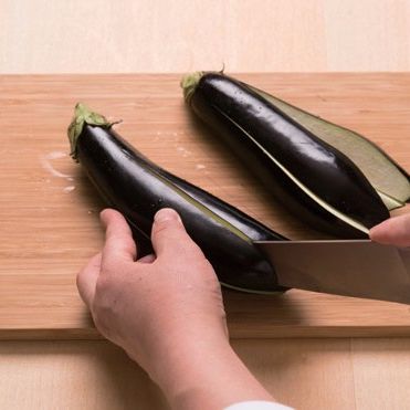 2. 깨끗하게 씻은 가지를 4등분으로 잘라주세요.