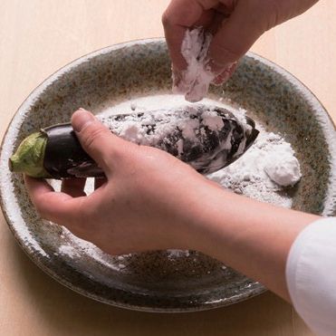 3. 4등분한 가지에 전분가루를 골고루 무쳐주세요.